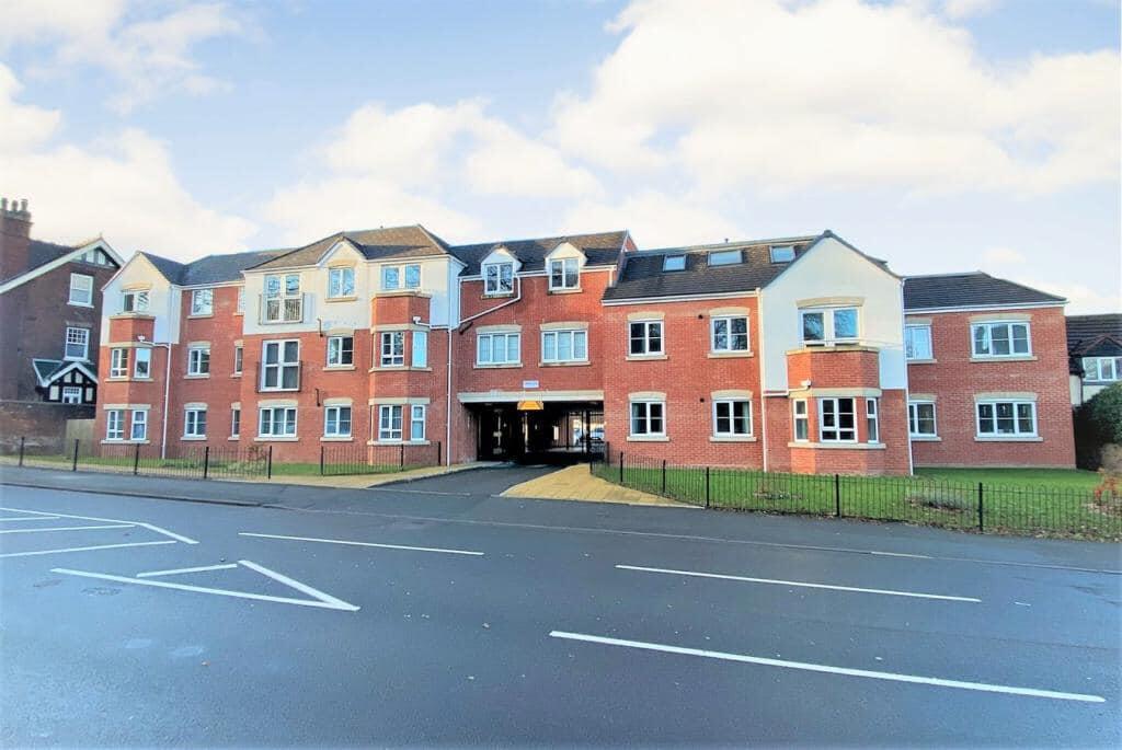 2 bed property in High Street, Stourbridge